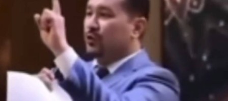 “Қазақтың батырлары ислам діні үшін соғысты”: Тойда сөз сөйлеген асаба сынға қалды
