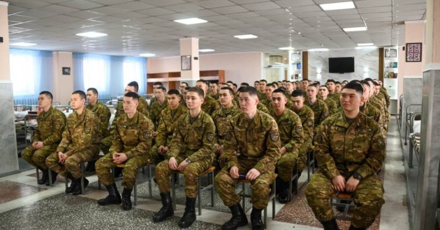 Отардағы әскери бөлімде сарбаз соққыға жығылды