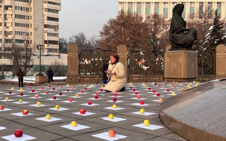 «Қаңтар қасіреті»: Алматыда еске алу митингісіне жиналғандарды прокурорлар қалай таратты.