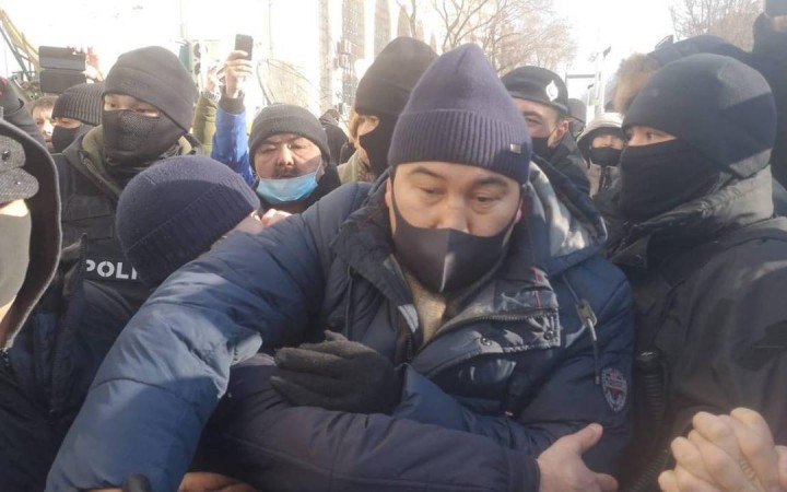 Боксшының митингке келгенінен кеткені тез болды.