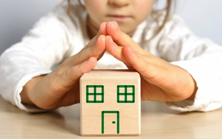 Қамқорлығындағы жетімді мемлекетке өткізіп, үйін жалға берген.