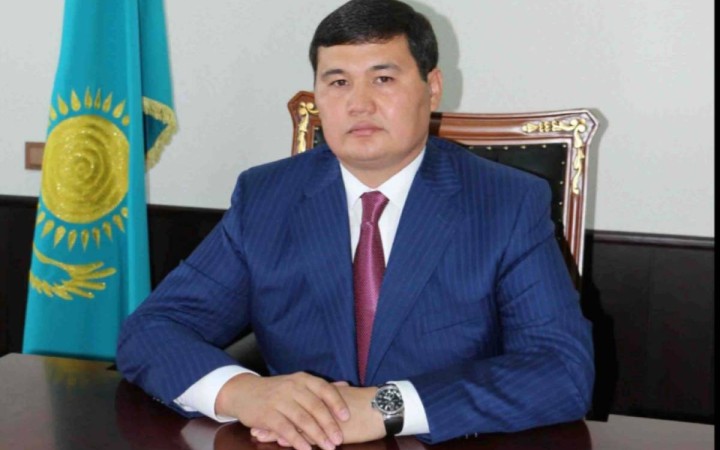 9 миллион теңгенің сағаттын таққан Нәлібаев журналистерден тұра қашты.