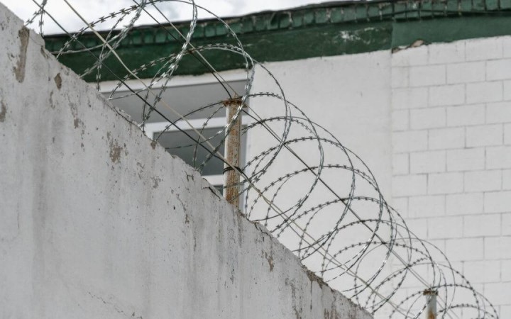 Сотталушы түрменің үш қызметкерін жаралады.