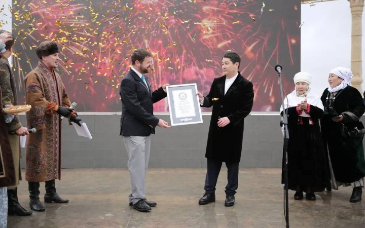 Маңғыстаулықтар ұлттық киіммен Гиннестер кітабына кірді.