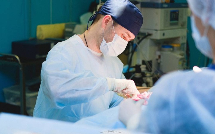 Күрделі операциядан шыққан хирургқа қол көтерген