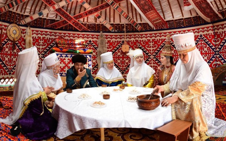 Оқушыларға ұлттық дәстүрді дәріптеп отырған мектептер бар