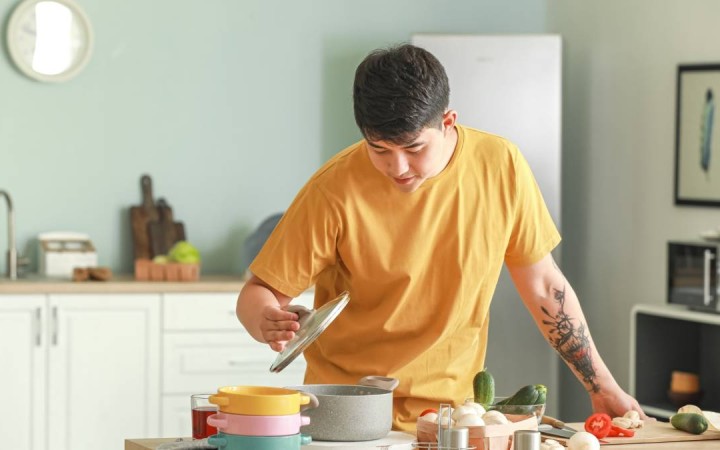 28 жастағы жігіт ата-анасымен бірге тұрып, миллиондап ақша тапқан