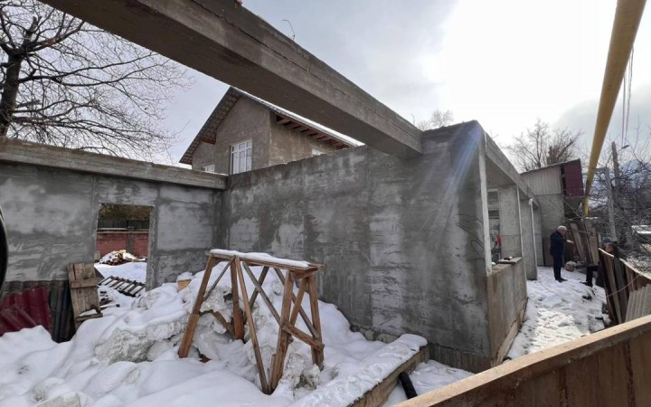 Алматыда заңсыз салынған нысан сүрілді