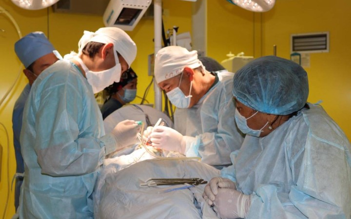 Алматыда жасөспірімнің жамбас-сан буыны толық ауыстырылды