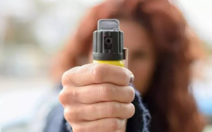 Өскеменде мектеп оқушысы автобус ішінде бұрыш баллонын шашып жіберді