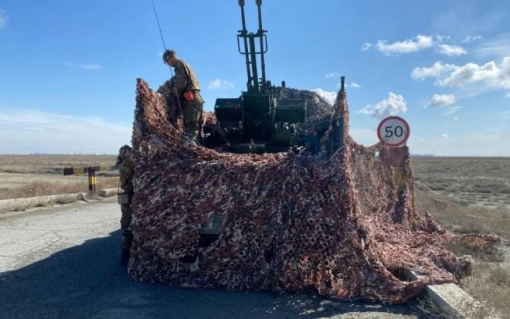 Атыраудағы ірі мұнай кен орны маңында әскери техника пайда болды
