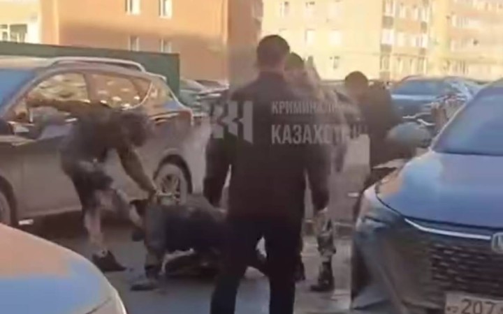 Қостанайда бір топ мас адам полицейді ұрып тастады