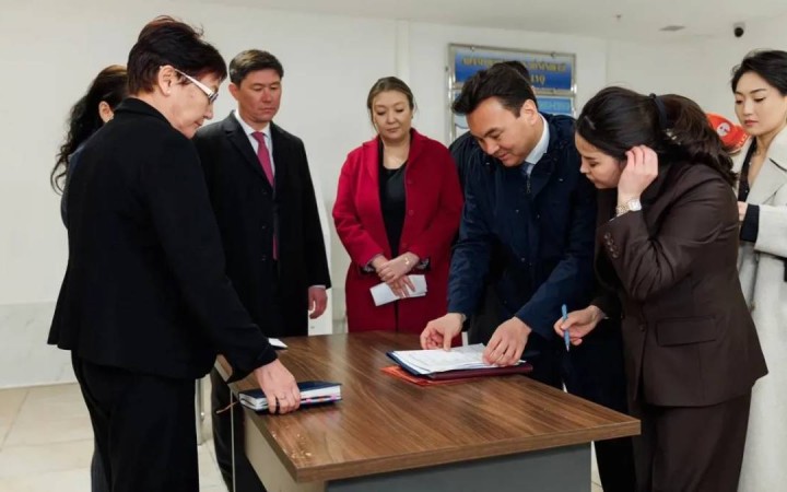 «Әділет» партиясы өзекті сұрақтарға жауап берді