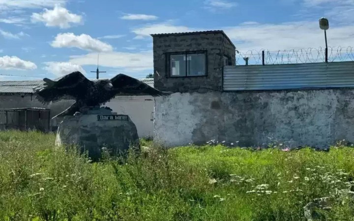 Атыраудағы қанды қылмыс: өмір бойына сотталғандар "Қара бүркітке" этапталды