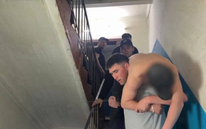 Өскеменде арнайы қызмет сарбаздары ер адамды көпқабатты үйдің төбесінен көтеріп түсірді