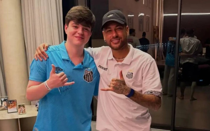"Қазақстан мен Бразилия – бір туған": Қазақ киберспортшысы әйгілі футбол жұлдызымен кездесті (ФОТО)