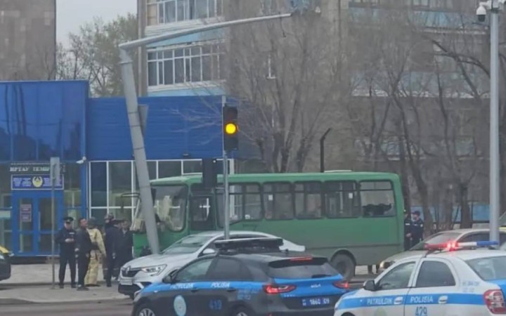 Қарағанды облысында жолаушылар автобусы бағанаға соғылды: зардап шеккендер бар