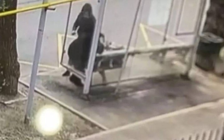 Алматыда белгісіз ер адам аялдамада зейнеткер әйелді аяусыз ұрған