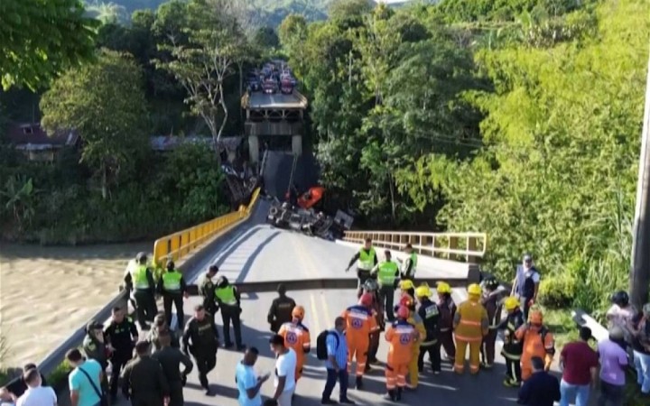 Қала басшылығының қатысуымен ашылып жатқан жаңа көпір опырылып түсті
