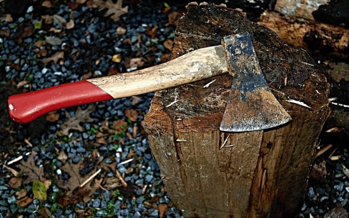 Оқушы әлеуметтік желідегі нұсқау бойынша мектепке балта алып келген