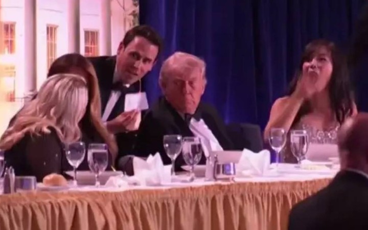 Трамп әйелімен бірге үстел астына тығылды.  АҚШ президентіне қарулы шабуыл жасалды