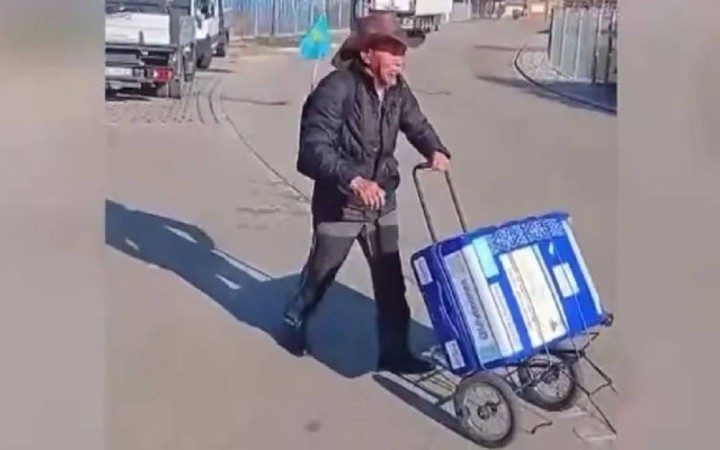 76 жастағы ақсақал Парижге жаяу жетті