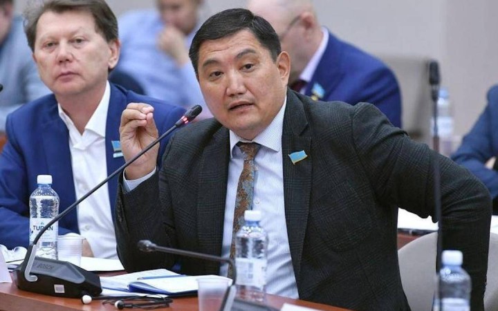 ЕҰУ-ды ректордың әйелі тексере ме: Депутат Бақытжан Базарбек мәселе көтерді