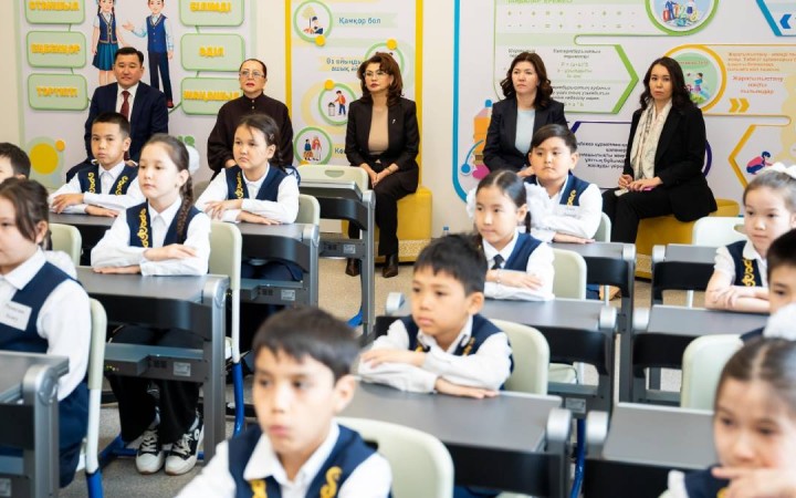 Аида Балаева елорда мектебіндегі TopIQ Smart Class мүмкіндіктерімен танысты