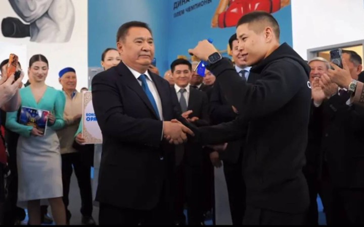 Бокстан әлем чемпионы Оразбек Асылқұловқа екі бөлмелі пәтердің кілті табысталды