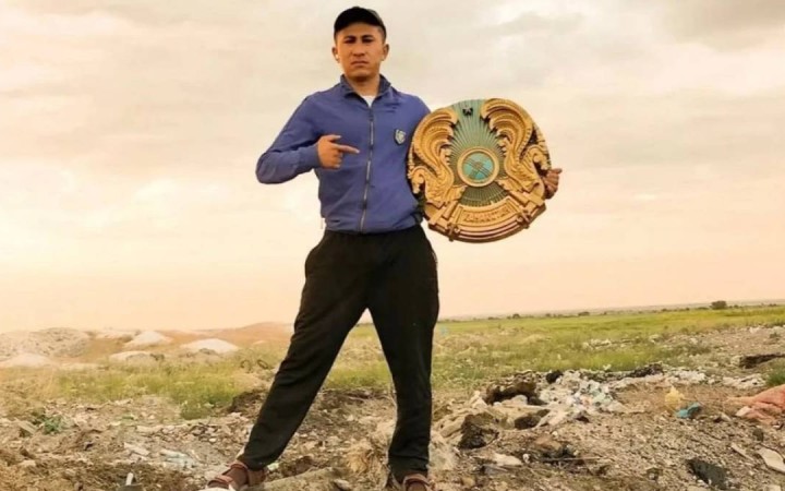 Жетісу тұрғыны қоқыстан Қазақстанның елтаңбасын үйіне әкелгені үшін айыппұл арқалады