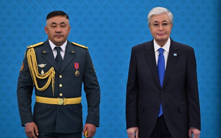 Президент Айдос Мырзахметовке жоғары әскери шен табыстады