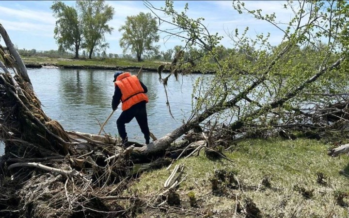 Өскеменде өзенді жүзіп өтпек болған екі жігіт суға батып кетті