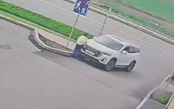 Көкшетауда жол талғамайтын көлік үйдің ауласында әйелді басып кетті