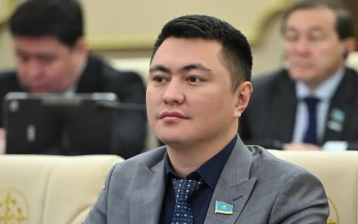 "Көк папка" дауы: Дәулет Мұқаев жұбайын құттықтаған видеосына түсініктеме берді