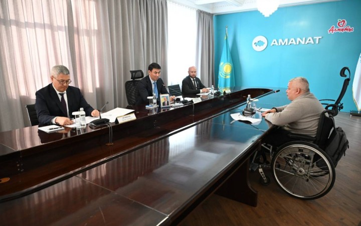 Алматы әкімі AMANAT партиясы алаңында тұрғындарды қабылдады