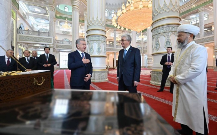Тоқаев Өзбекстан Президентіне Түркістандағы жаңа мешітті көрсетті