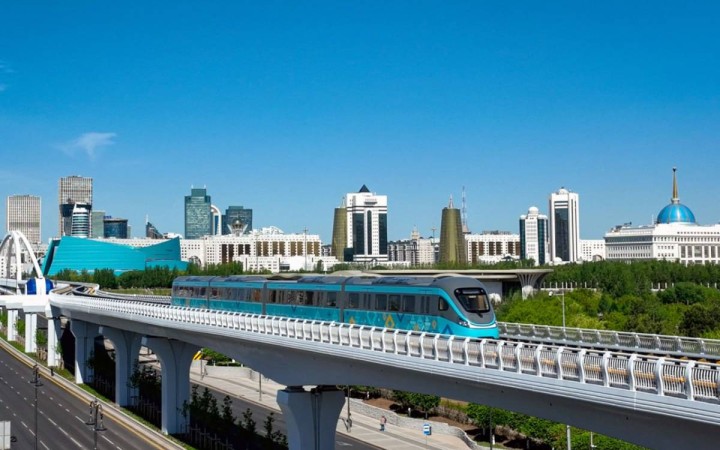 Астана LRT-сындағы сорақылық: Жолаушылардың кесірінен пойыздар бұғатталып жатыр