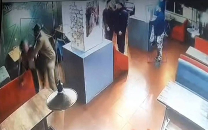 Балқаштағы кафеде атыс болып, даяшы қыз жараланды
