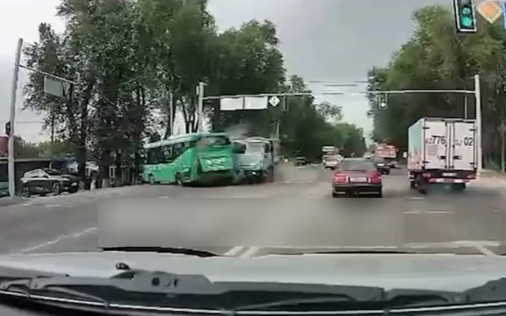 Автобус пен КамАЗ-дың соқтығысқан видеосы желіде тарады (Видео)