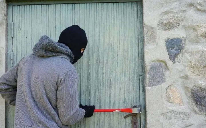 Көкшетауда жас жігіт алаяқтардан қорқып, өзінің туған шешесін тонаған