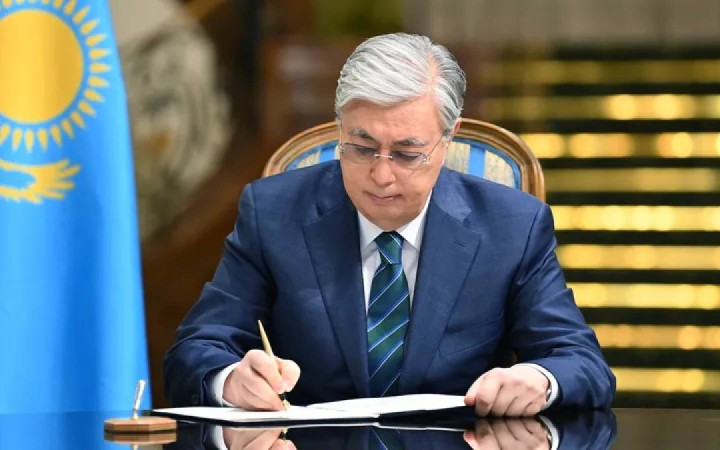 Тоқаев бес заңға қол қойды: ел басқару жүйесінде қандай өзгеріс болады?