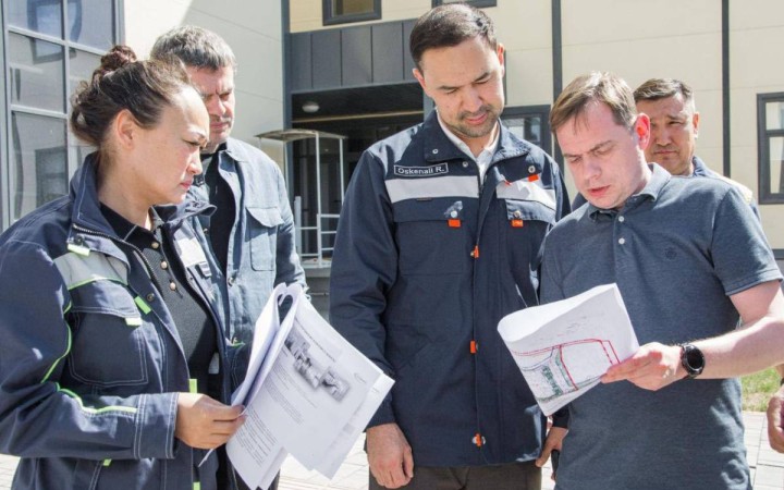 Қазақмыс Ұлытауға инвестиция салуда: Руслан Өскенәлі әлеуметтік нысандар құрылысының барысын тексерді