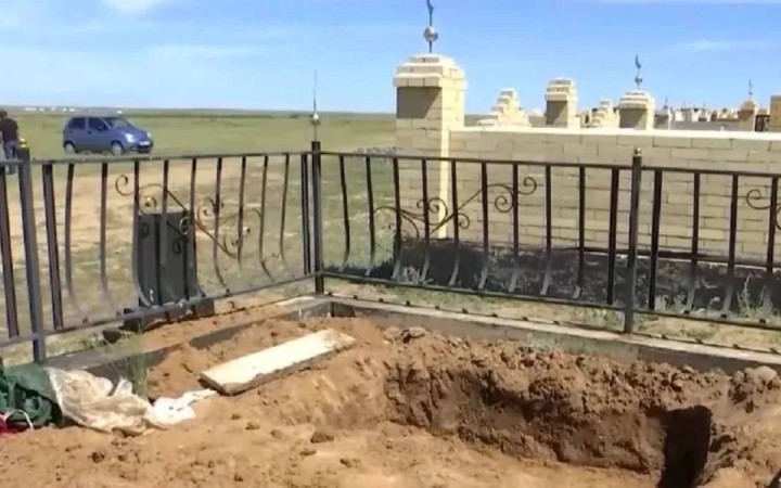 Қарағандыда екі отбасы бір қабірге таласып, мәйіт қазып алынды