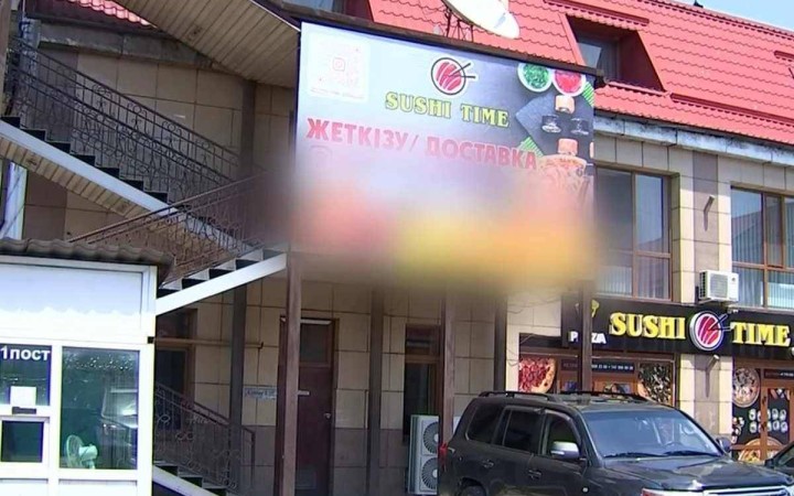 Суши кафесінен 65 адам уланып қалды