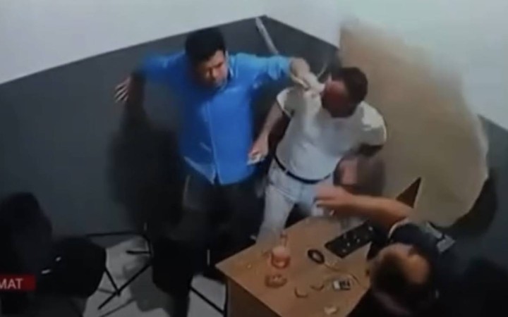 Жоғарыдан құлаған жігіт елді әбден күлдірді (ВИДЕО)