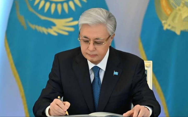 Тоқаев бірден маңызды төрт заңға қол қойды