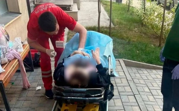 Алматыда әйел тұрғын үй кешенінің ауласында босанып қалды