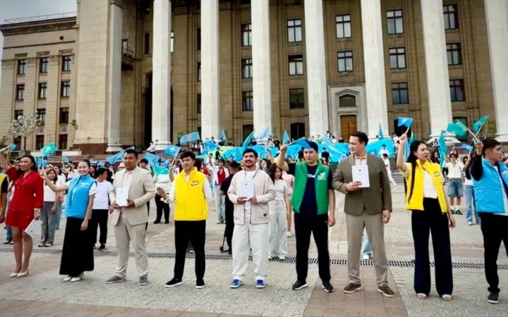 Алматы жастары жаңа Конституцияның күшіне енуін ауқымды перформанстар мен арт-акция арқылы атап өтті