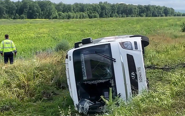 Рөлде ұйықтап кеткен әйелдің кесірінен 27 бала мінген автобус аударылды