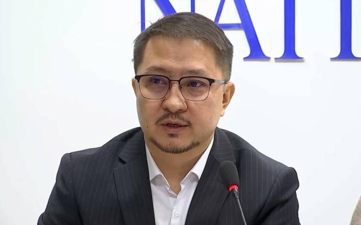 Іштен шыққан сұр: біз ҚазТАГ-тың бас редакторы Әмір Қасенов туралы не білеміз